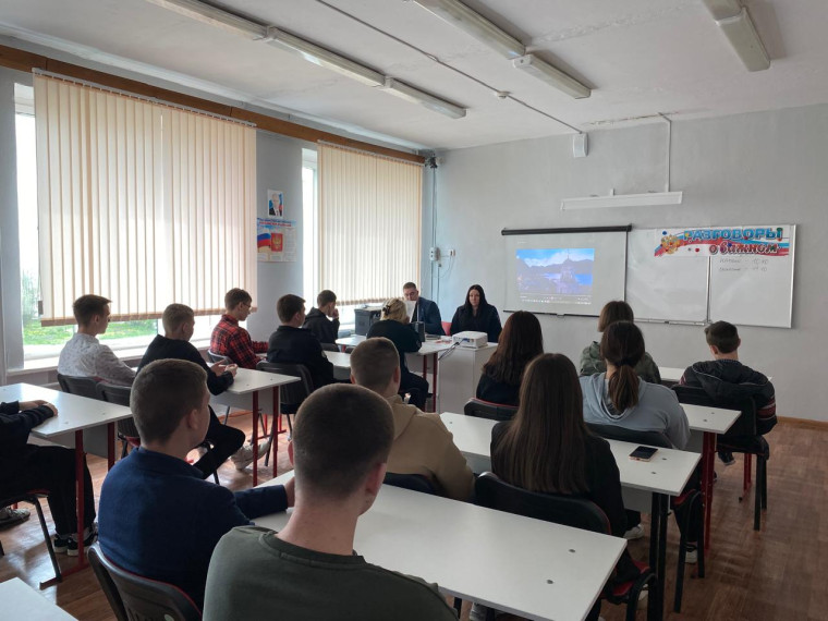 Полицейские Ивнянского района провели беседу по профилактике экстремизма и терроризма с подростками в рамках операции «Твой выбор»..