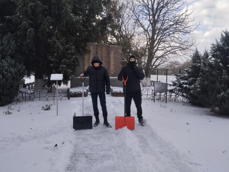 Уборка памятника от снега.