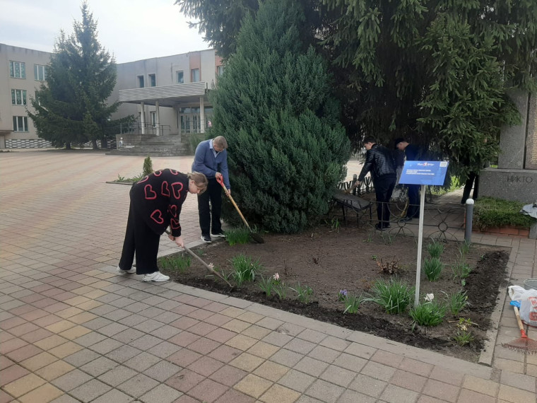 В преддверии Дня Победы волонтёры и члены военно-патриотического клуба «Никто кроме нас» на территории братской могилы..
